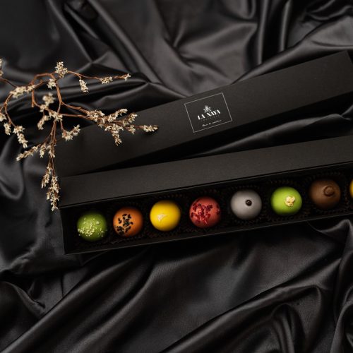 Šokoladiniai saldainiai su natūraliais vaisių ir uogų įdarais