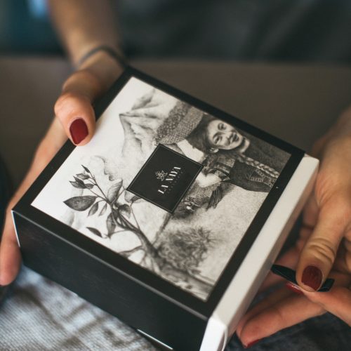 Pieniškas šokoladas su rožių žiedlapiais, rugiagėlėmis, avietėmis ir juodaisiais serbentais