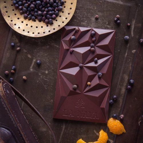 Ekologiškas pieninis šokoladas su apelsinais ir kadagių uogomis