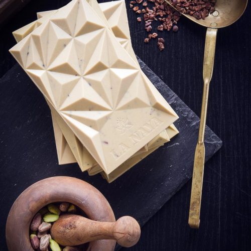 Ekologiškas baltasis šokoladas su pistacijomis ir skaldyta kakava