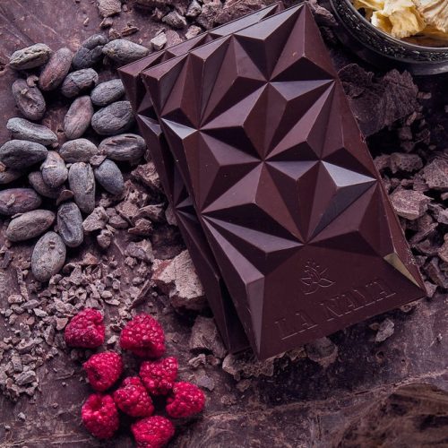 Ekologiškas juodasis šokoladas su avietėmis ir ananasais