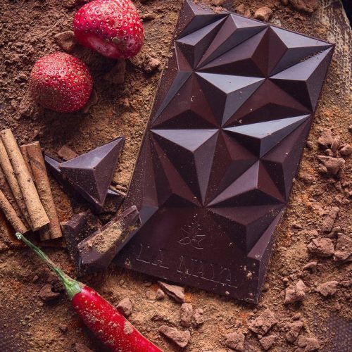 Ekologiškas juodasis šokoladas su braškėmis, cinamonu ir kajeno pipirais